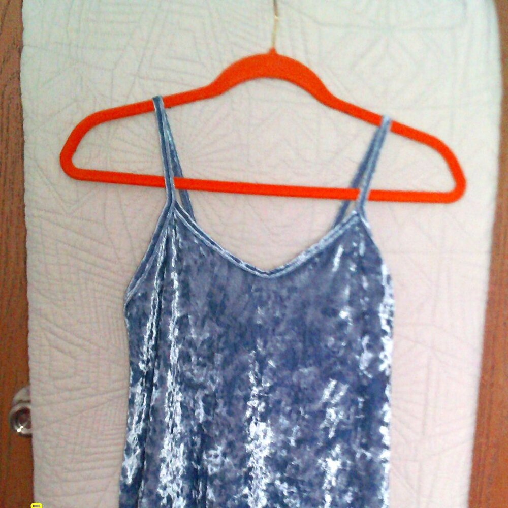 Summer cropped tank top. Brand is Caution to the wind. Beautiful blue Size M